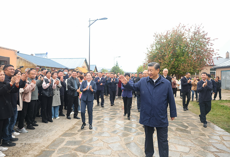 9月6日至8日，中共中央总书记、国度主席、中央军委主席习近平在黑龙江调查。这是6日下午，习近平在大兴安岭地域漠河市北极村调查时，向本地人民挥手致意。