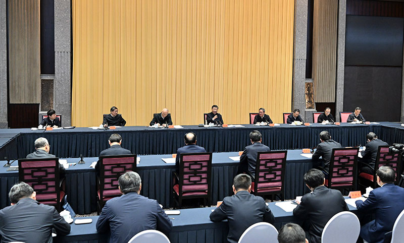 11月30日上午，中共中央总书记、国度主席、中央军委主席习近平在上海主持召开深刻推动长三角一体化发展座谈会并颁发沉要讲话。