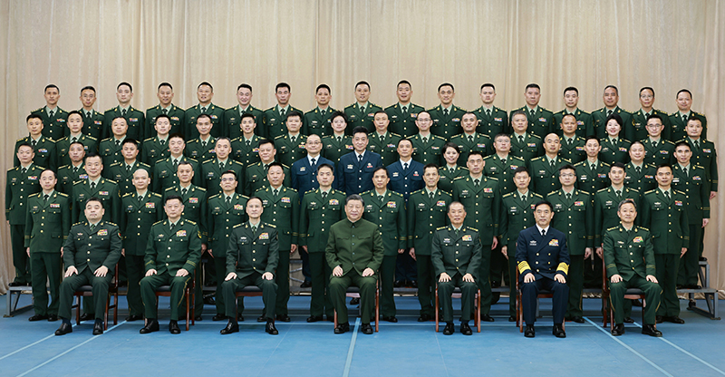 11月29日，中共中央总书记、国度主席、中央军委主席习近平到武警海警总队东海海区指挥部视察。这是习近平亲切接见东海海区指挥部有关同道，同各人合影留想。