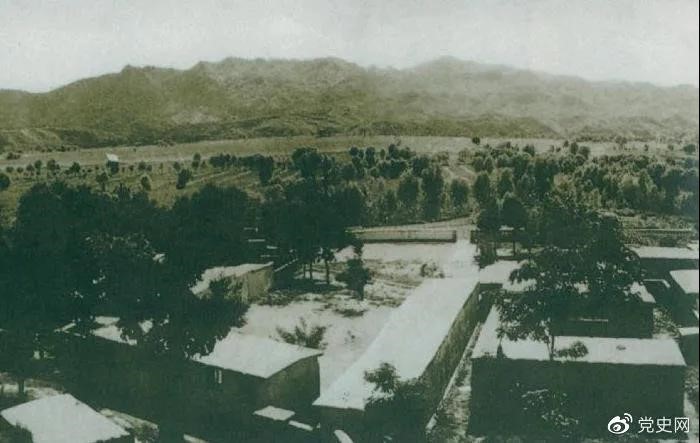 1948年5月，中共中央和人民解放军总部由陕北迁到河北平山县西柏坡。图为中央辅导人办公处所俯瞰。